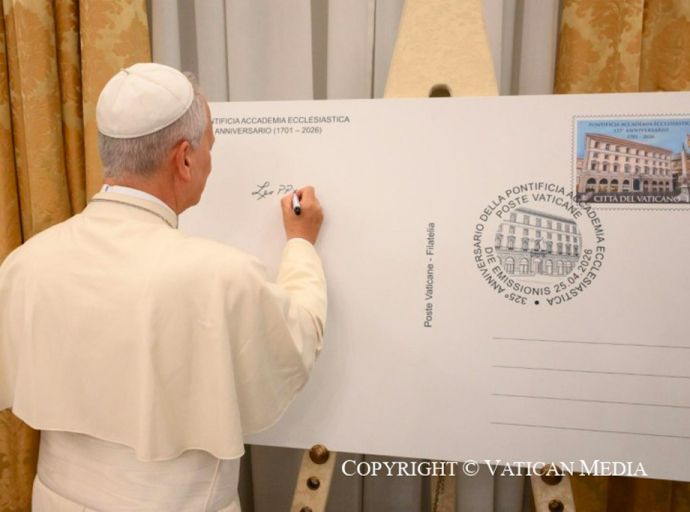 Durante la visita a la Pontificia Academia Eclesiástica, con ocasión del 325.º aniversario de su fundación