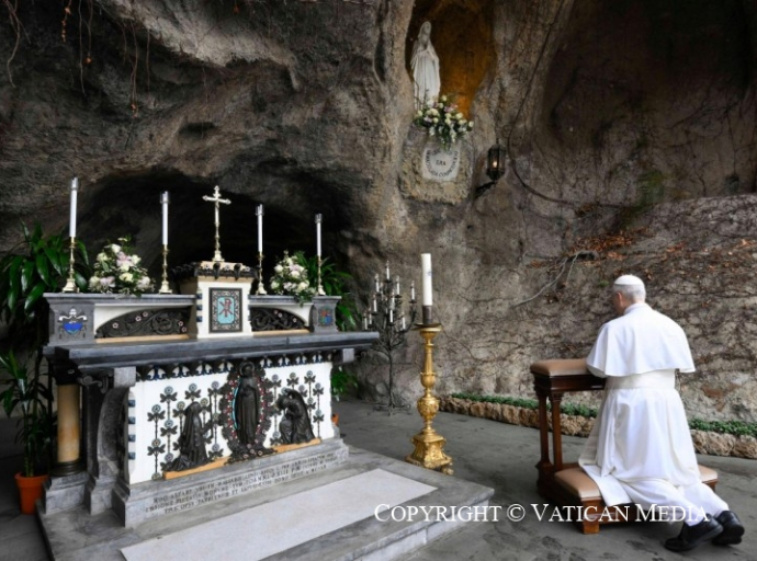 En la Gruta de Lourdes de los Jardines Vaticanos, el Papa León XIV rindió homenaje a la Inmaculada