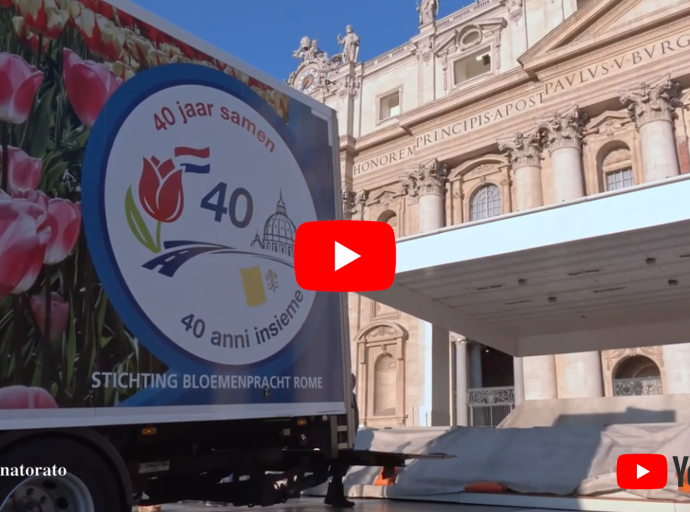 En la solemnidad de Pascua, el domingo 5 de abril, la Plaza de San Pedro fue ornada con miles de flores y plantas cultivadas en los Países Bajos