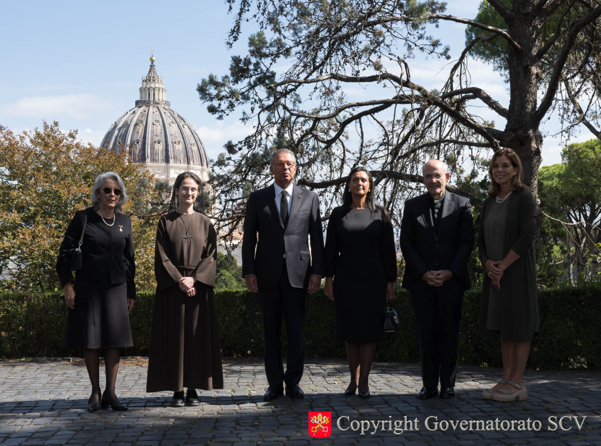 Nei Giardini Vaticani inaugurata una scultura in marmo e una targa commemorativa alla presenza del Presidente della Repubblica del Portogallo