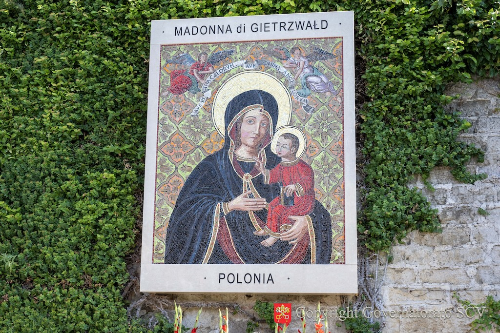 Nei Giardini Vaticani benedetto un mosaico mariano dedicato alla Madonna di Gietrzwald