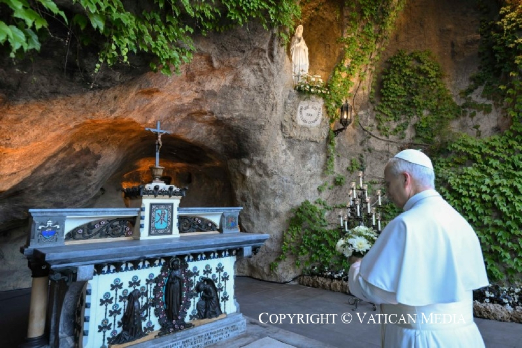 Davanti alla Grotta di Lourdes nei Giardini Vaticani Papa Leone XIV ha pregato per la pace