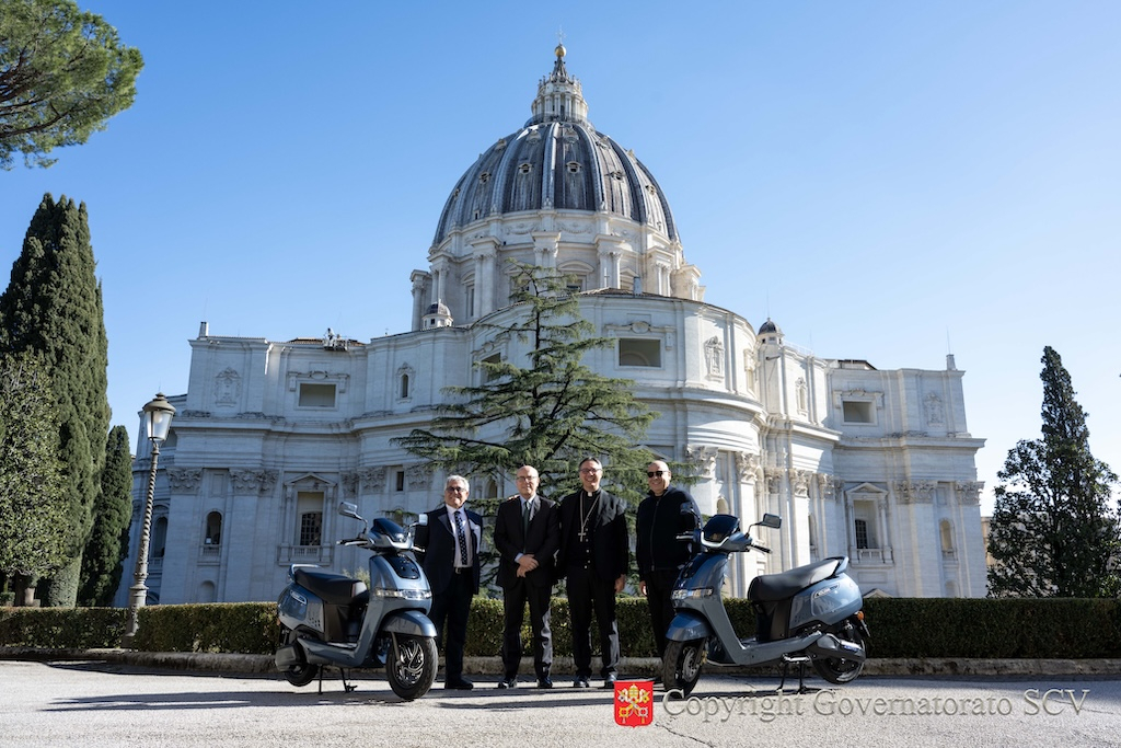 Due scooter elettrici TVS iQube S al Governatorato dello Stato della Città del Vaticano