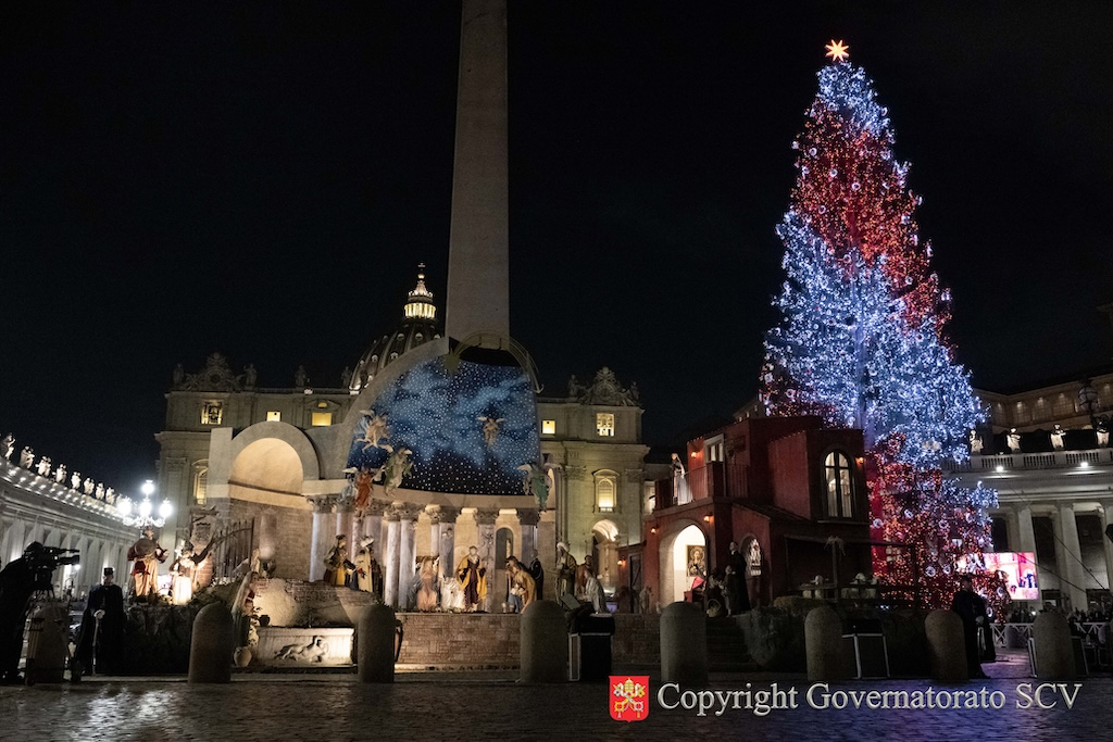 Inaugurato il presepe e accesa l’illuminazione dell’albero di Natale in Piazza San Pietro 