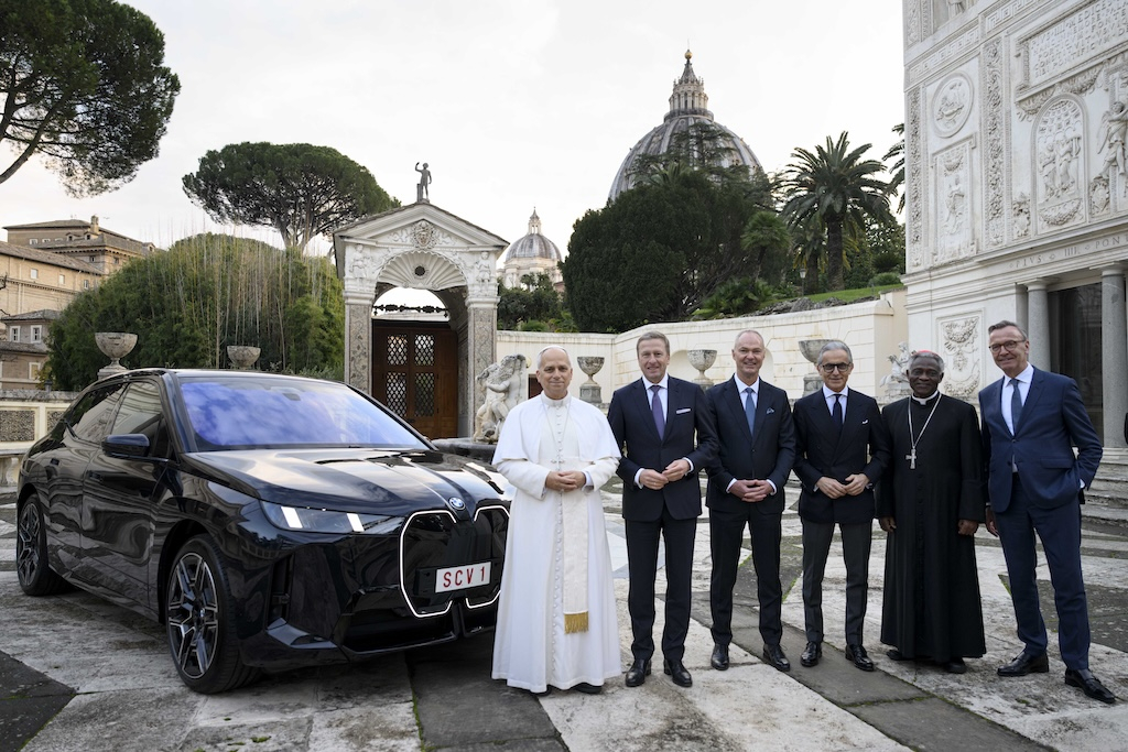 Donata a Papa Leone XIV una Bmw iX 60