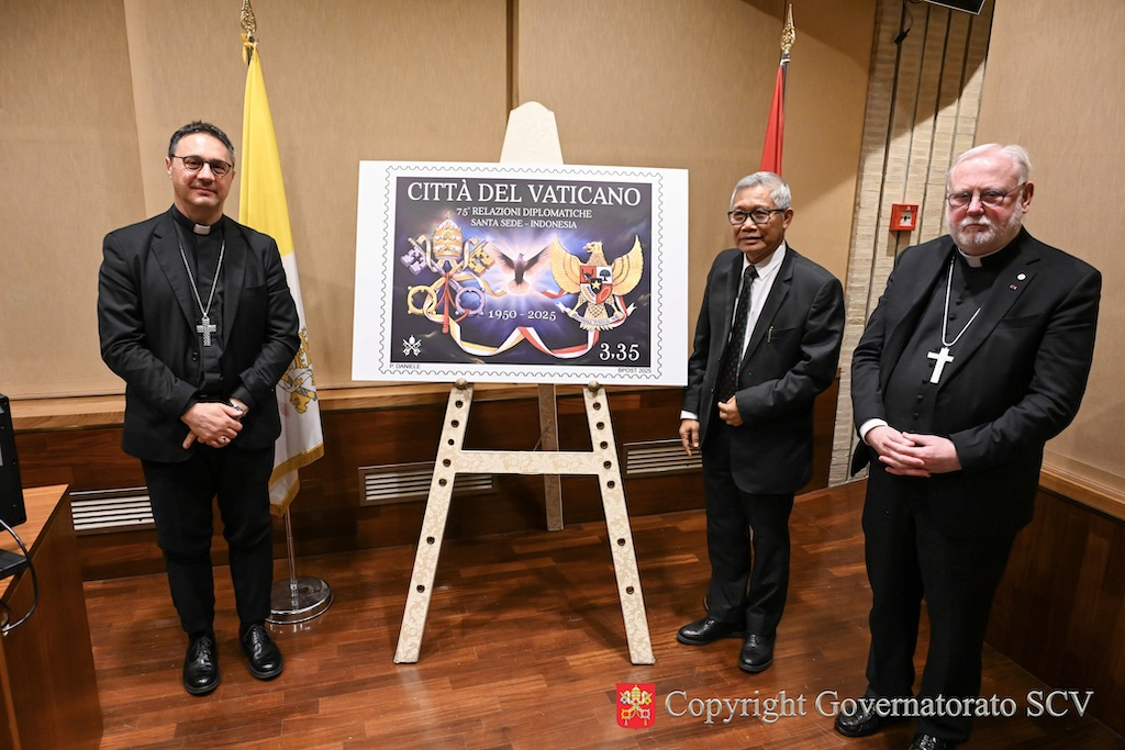Présentation du timbre consacré au 75ᵉ anniversaire des relations diplomatiques entre le Saint-Siège et la République d’Indonésie