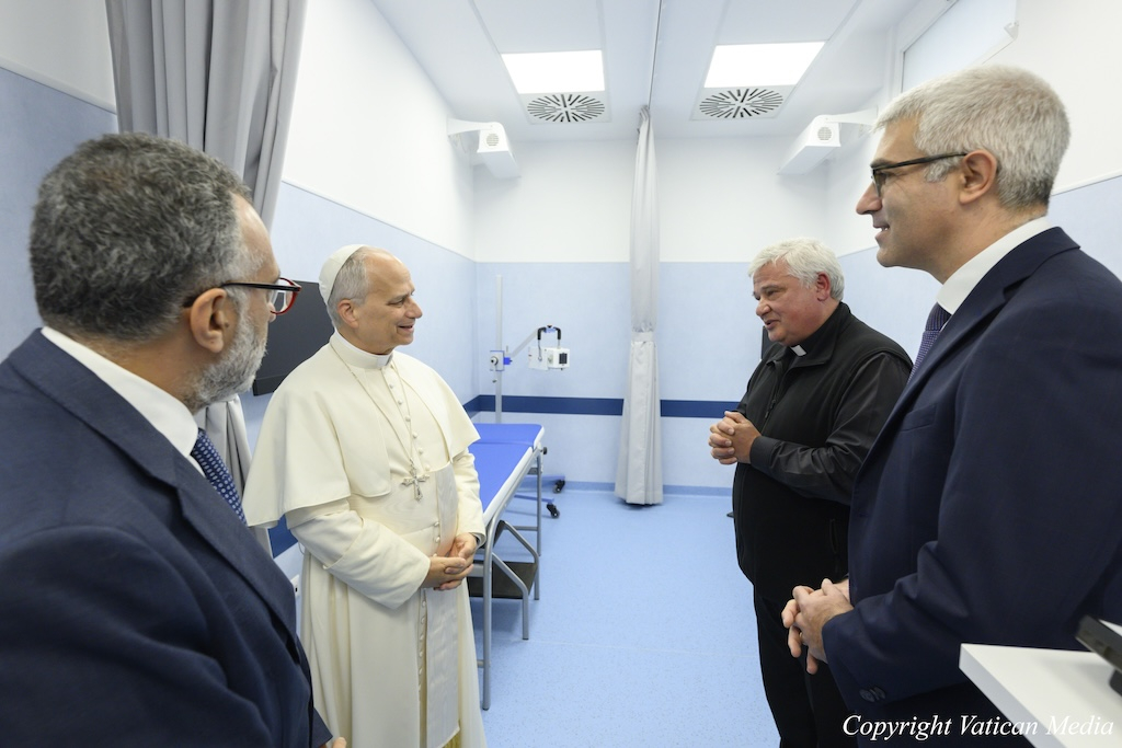 Le Pape Léon XIV a inauguré le dispensaire San Martino sous la colonnade de la Place Saint-Pierre