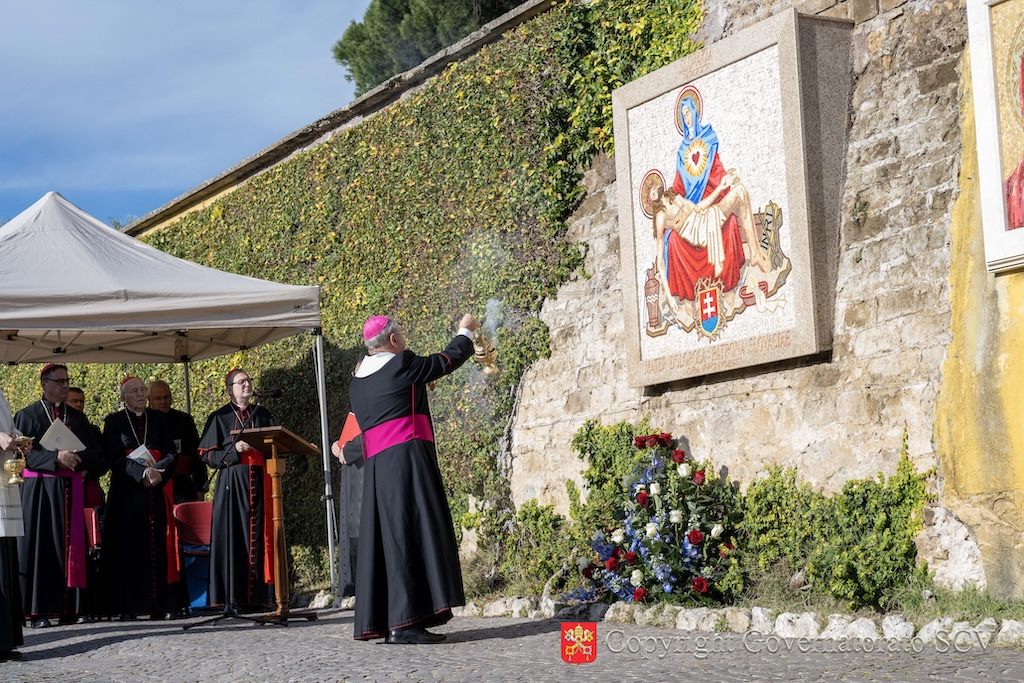 Nei Giardini Vaticani inaugurato il mosaico della Beata Vergine Maria Addolorata