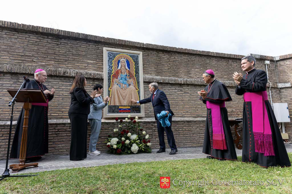 En los Jardines Vaticanos, inauguración y bendición del mosaico de la Virgen de Coromoto