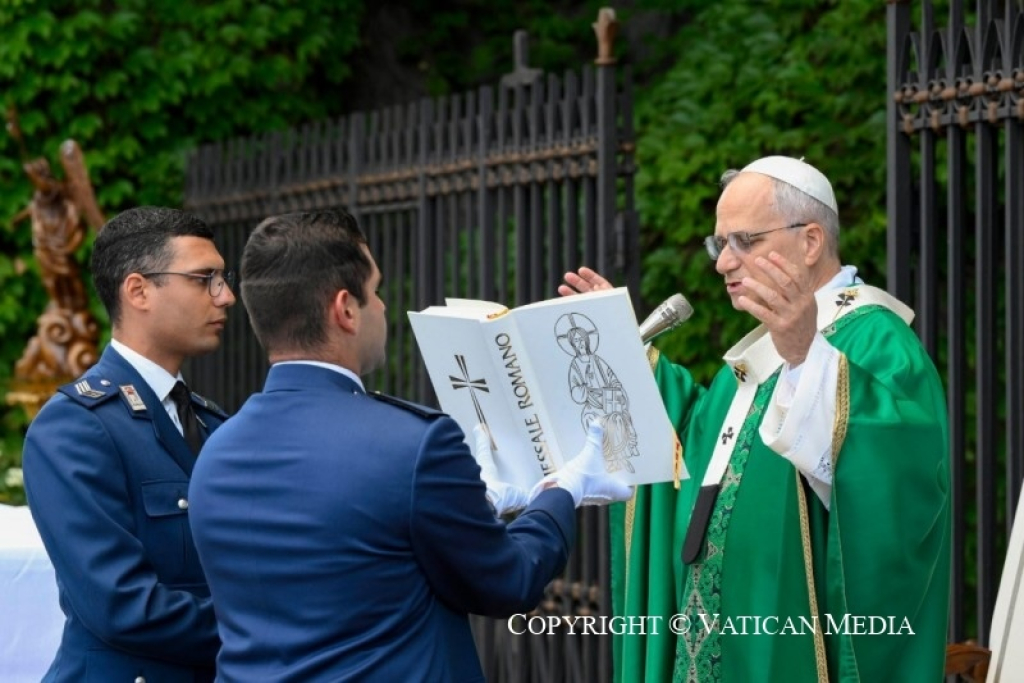 En la Gruta de Lourdes de los Jardines Vaticanos, el Papa León XIV celebró la Santa Misa por el Patrono del Cuerpo de Gendarmería