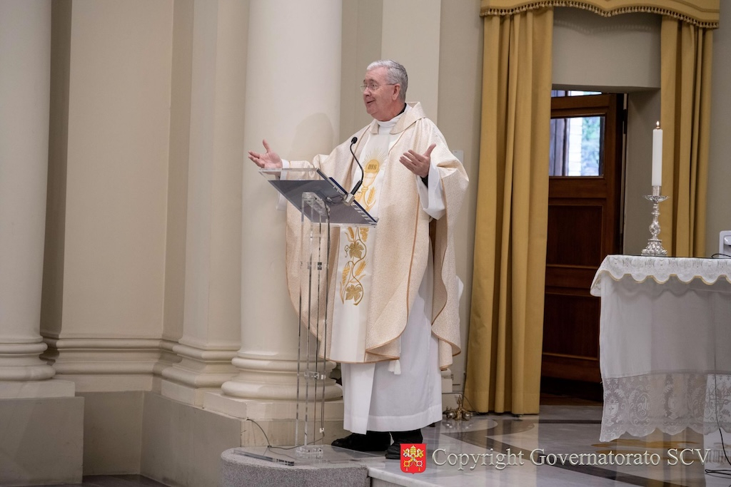 Monseigneur Hogan, Coordinateur du Bureau des Relations avec les Patrons of the Arts in the Vatican Museums, parle de la contribution du Chapitre de Floride à la restauration des statues romaines de l’Atrium des Quatre Grilles